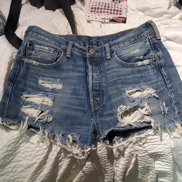 Levi Strauss 501 distressed and faded jean shorts. - Picture 1 of 4